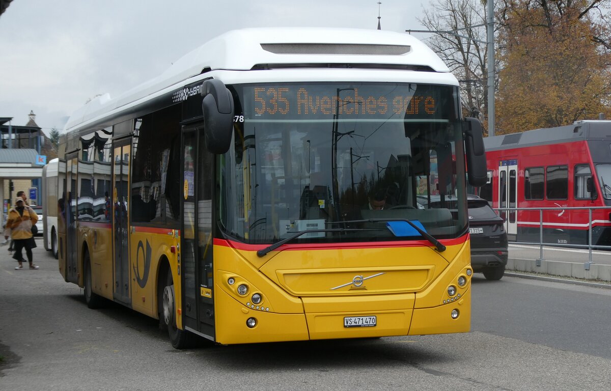 (282'016) - PostAuto Wallis - VS 471'470/PID 10'878 - Volvo (ex Nr. 80) am 1. November 2025 beim Bahnhof Ins