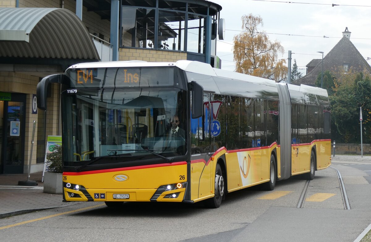 (282'024) - Steiner, Ortschwaben - Nr. 26/BE 79'379/PID 11'679 - Solaris am 1. November 2025 beim Bahnhof Ins
