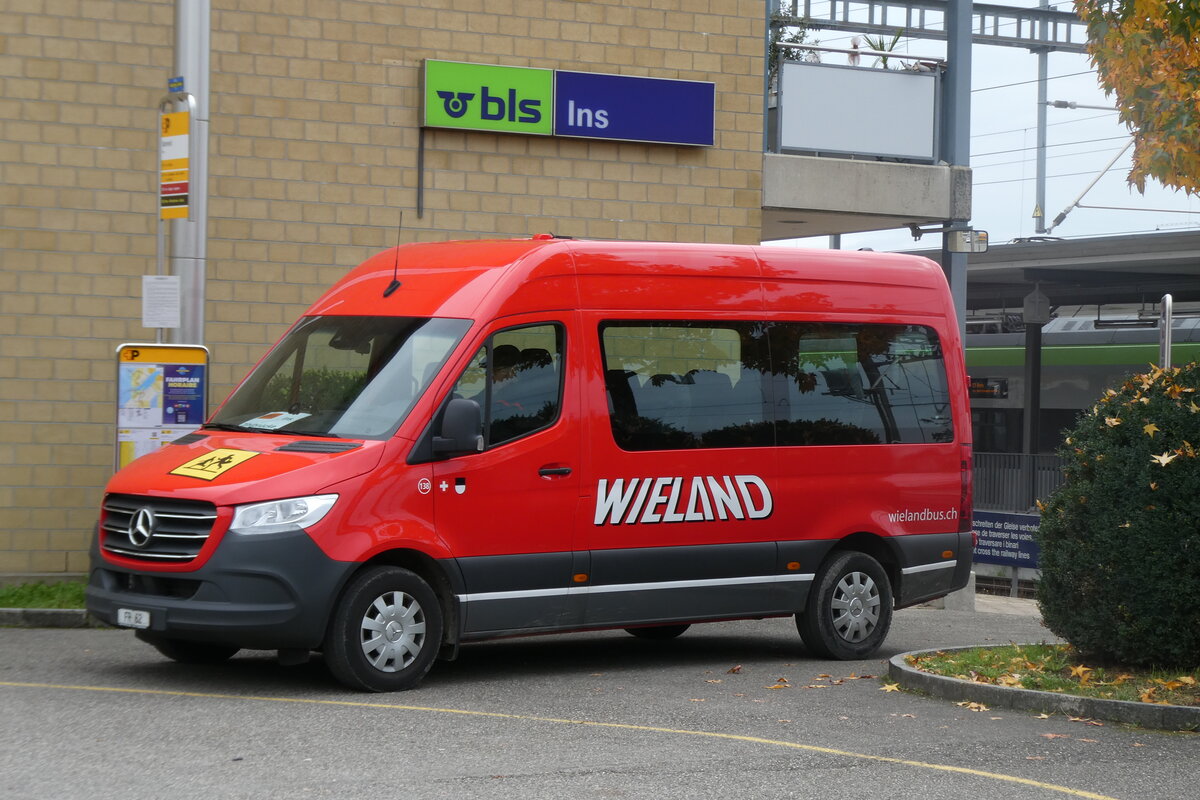 (282'040) - Wieland, Murten - Nr. 138/FR 62 - Mercedes am 1. November 2025 beim Bahnhof Ins