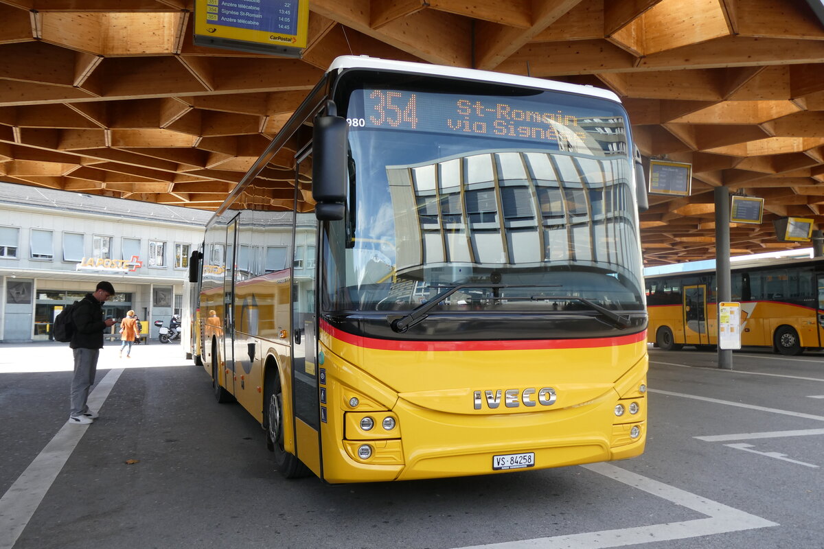 (282'087) - Buchard, Leytron - VS 84'258/PID 11'980  Iveco am 6. November 2025 beim BAhnhof Sion