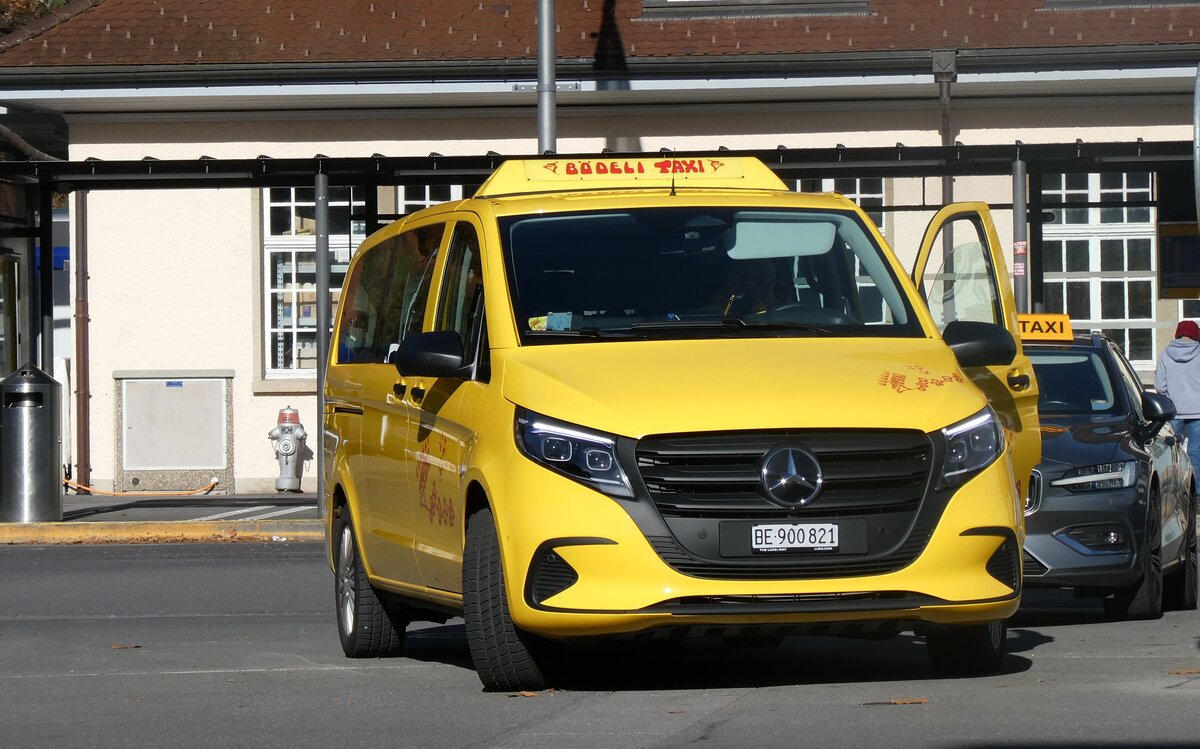 (282'112) - B�deli Taxi, Wilderswil - BE 900'821 - Mercedes am 7. November 2025 beim Bahnhof Interlaken Ost