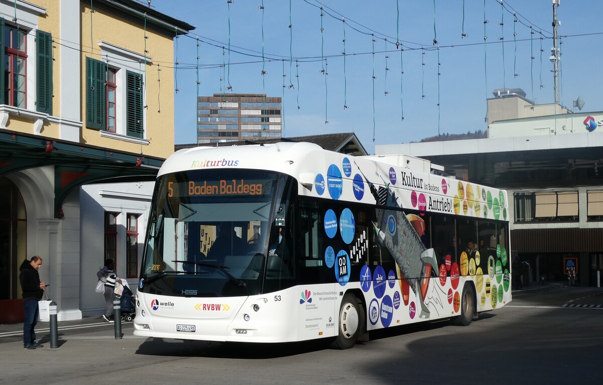 (282'266) - RVBW Wettingen - Nr. 53/AG 225'498 - eHess am 11. November 2025 beim Bahnhof Baden