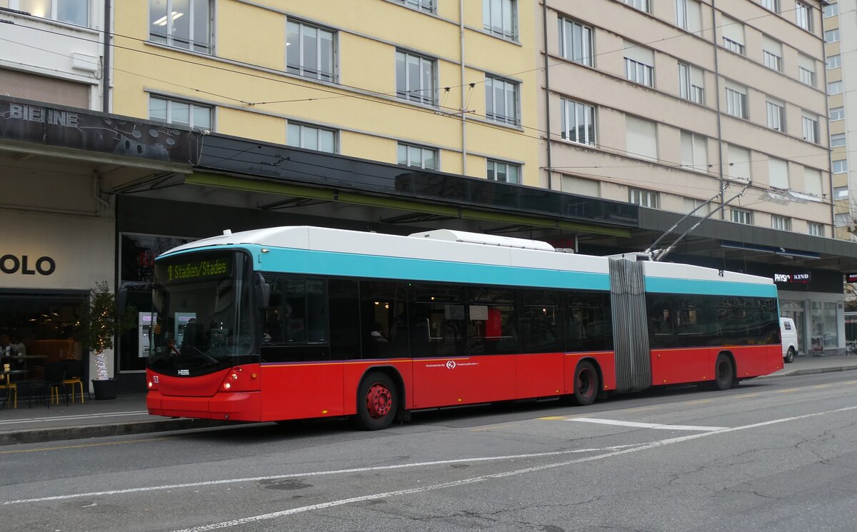 (282'735) - VB Biel - Nr. 53 - Hess/Hess Gelenktrolleybus am 4. Dezember 2025 beim Bahnhof Biel