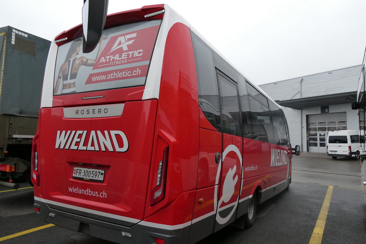 (282'855) - Wieland, Murten - Nr. 112/FR 300'597 - eIveco/Rosero am 6. Dezember 2025 in Kerzers, Interbus