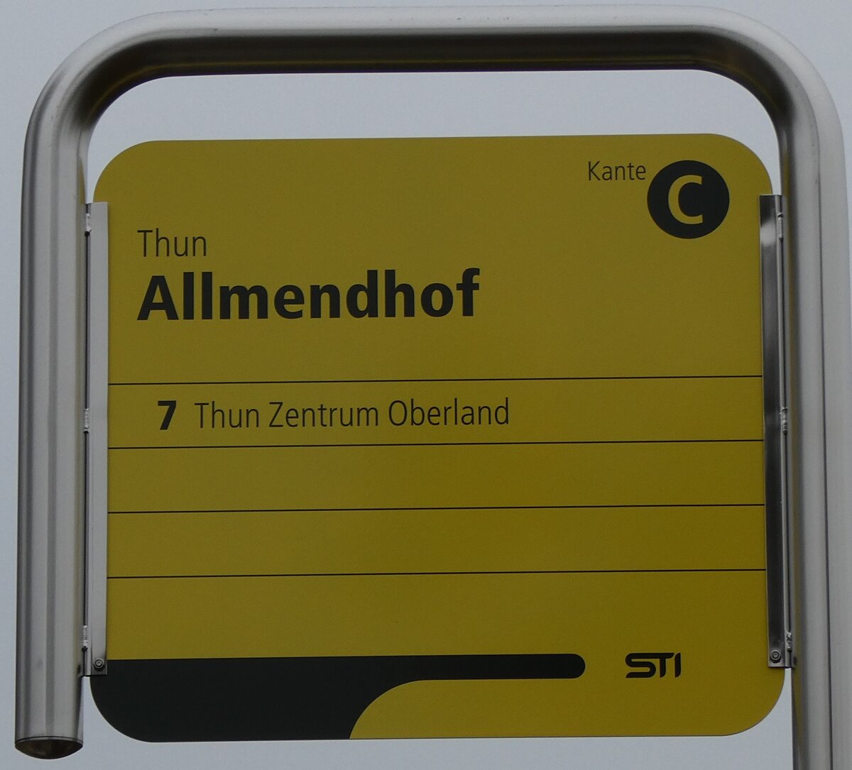 (283'133) - STI-Haltestellenschild - Thun, Allmendhof - am 13. Dezember 2025