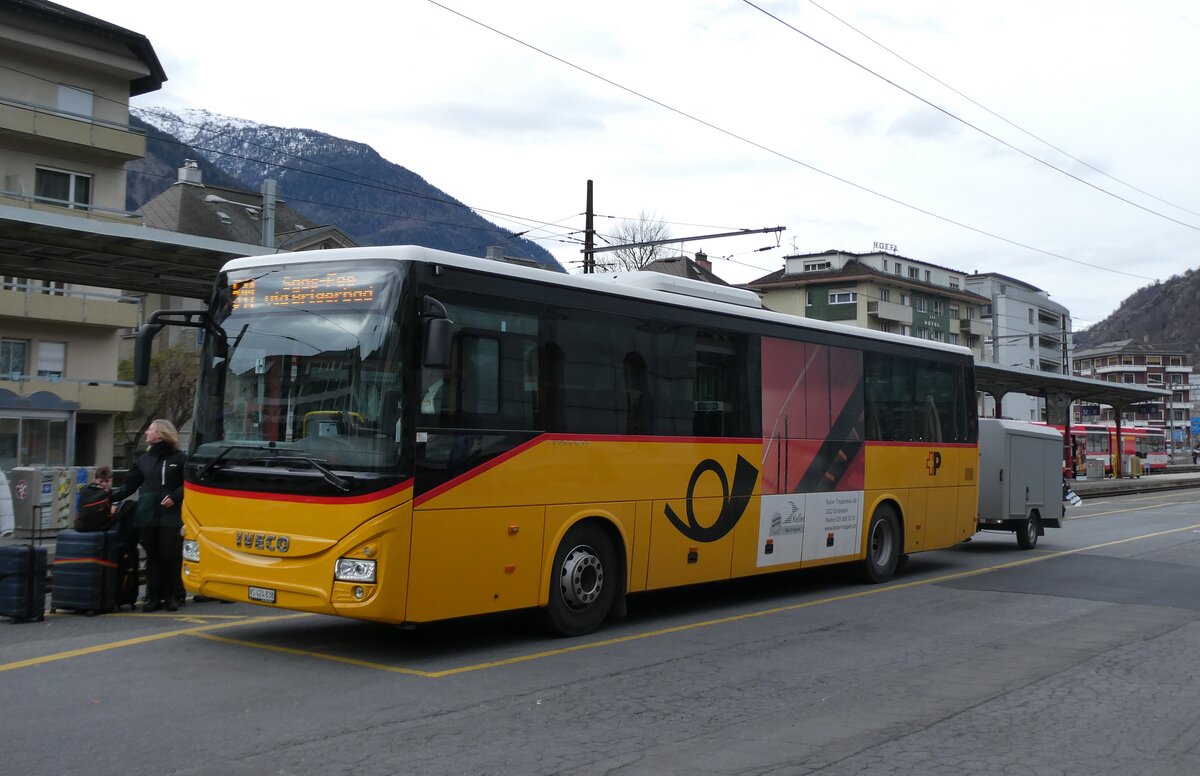 (283'423) - PostAuto Wallis - VS 424'838/PID 10'084 - Iveco am 23. Dezember 2025 beim Bahnhof Brig