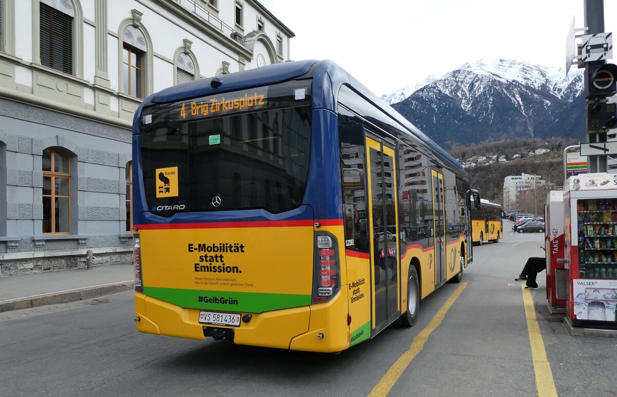 (283'429) - PostAuto Wallis - VS 581'436/PID 12'193 - eMercedes am 23. Dezember 2025 beim Bahnhof Brig