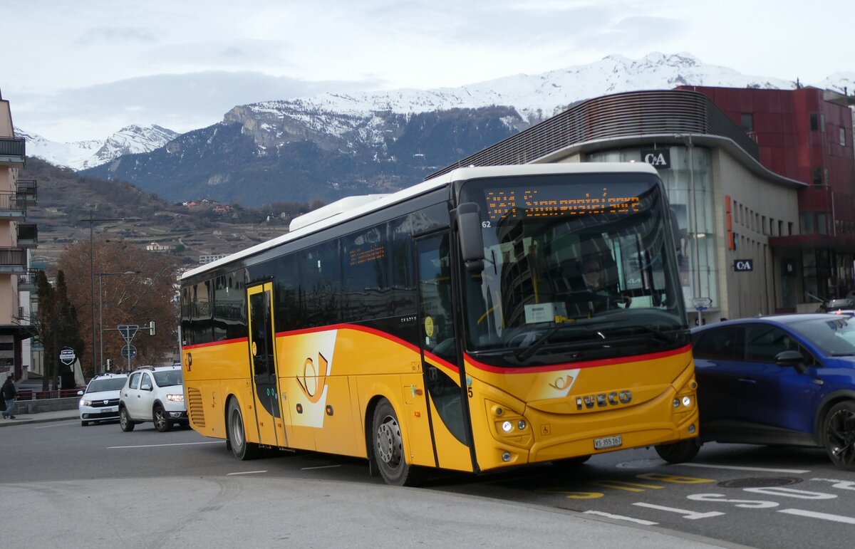 (283'470) - PostAuto Wallis - Nr. 5/VS 355'167/PID 11'762 - Iveco am 23. Dezember 2025 beim Bahnhof Sion