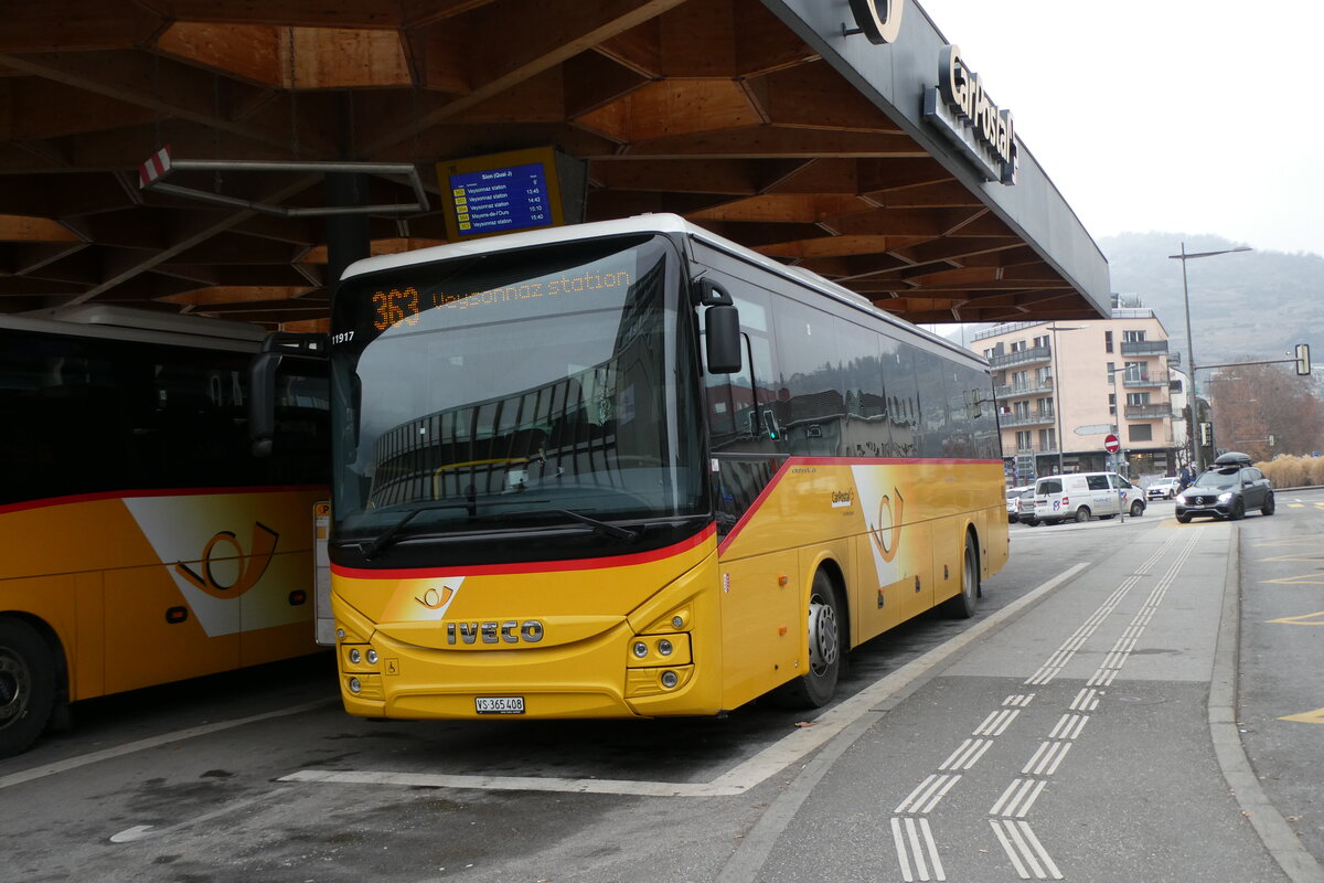 (283'588) - PostAuto Wallis - Nr. 18/VS 365'408/PID 11'917 - Iveco am 30. Dezember 2025 beim Bahnhof Sion