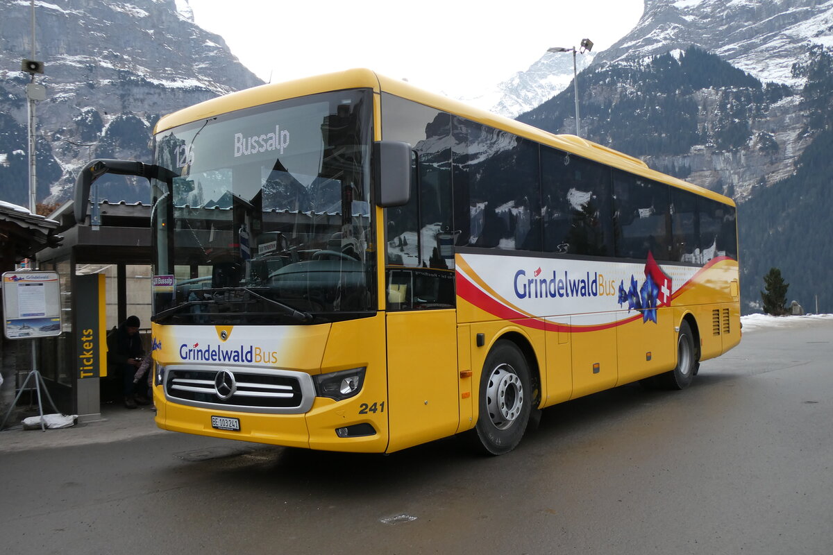 (283'630) - GrindelwaldBus, Grindelwald - Nr. 241/BE 103'241 - Mercedes am 2. Januar 2026 beim Bahnhof Grindelwald 