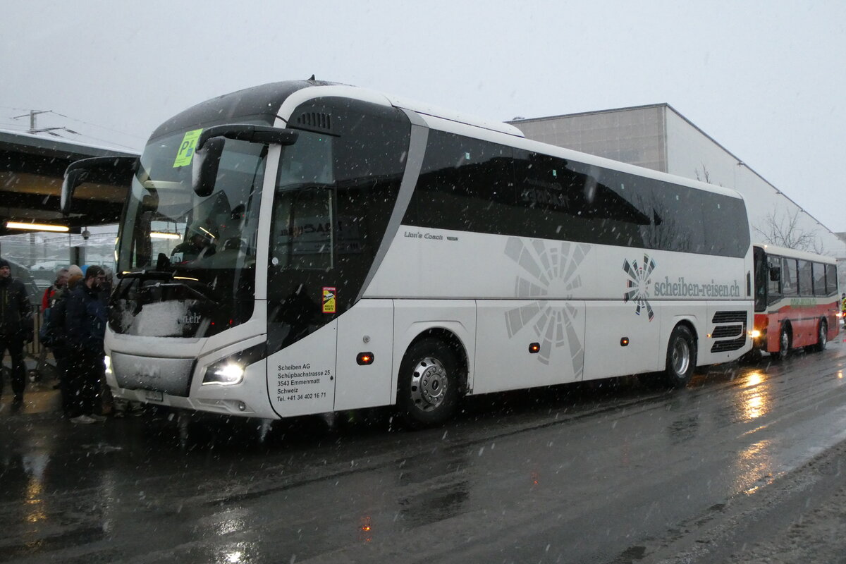 (283'807) - Scheiben, Emmenmatt - BE 15'437 - MAN am 10. Januar 2026 beim Bahnhof Frutigen