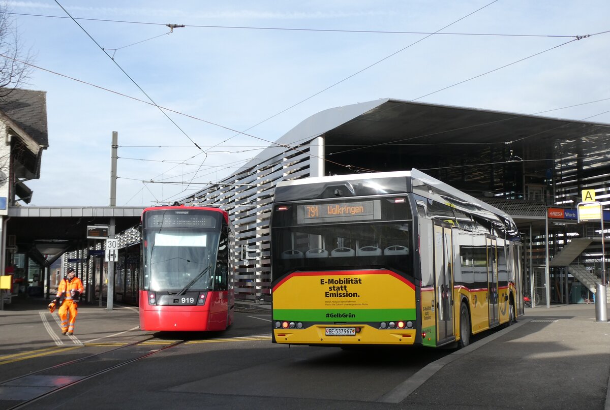 (284'313) - PostAuto Bern - BE 537'967/PID 12'349 - eSolaris am 22. Januar 2026 beim Bahnhof Worb Dorf