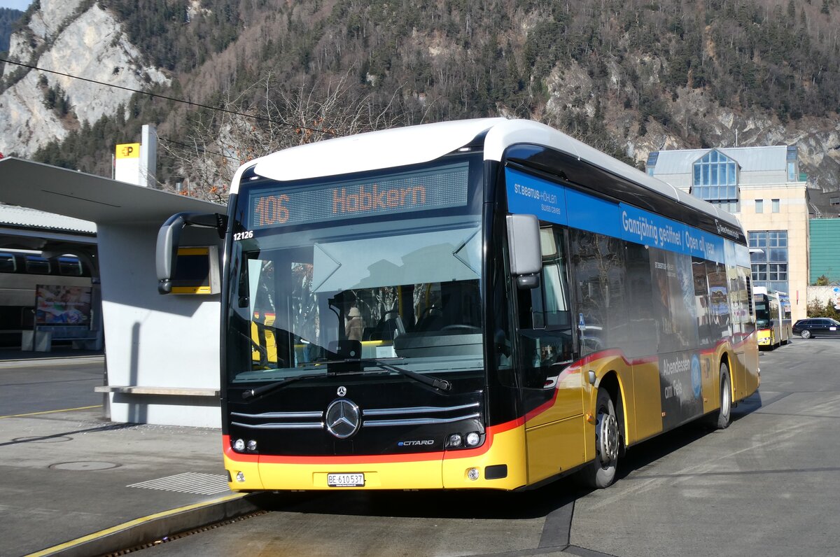 (284'328) - PostAuto Bern - BE 610'537/PID 12'126 - eMercedes am 24. Januar 2026 beim Bahnhof Interlaken West