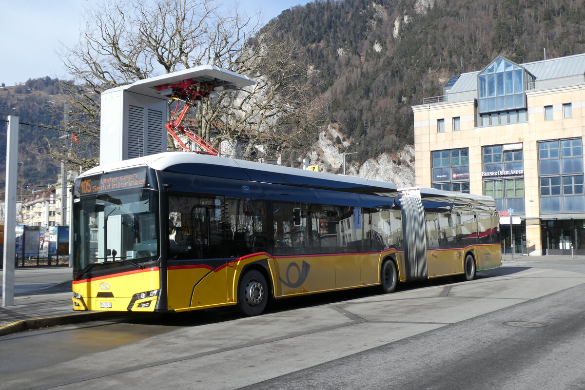 (284'329) - PostAuto Bern - BE 437'435/PID 12'284 - eSolaris am 24. Januar 2026 beim Bahnhof Interlaken West