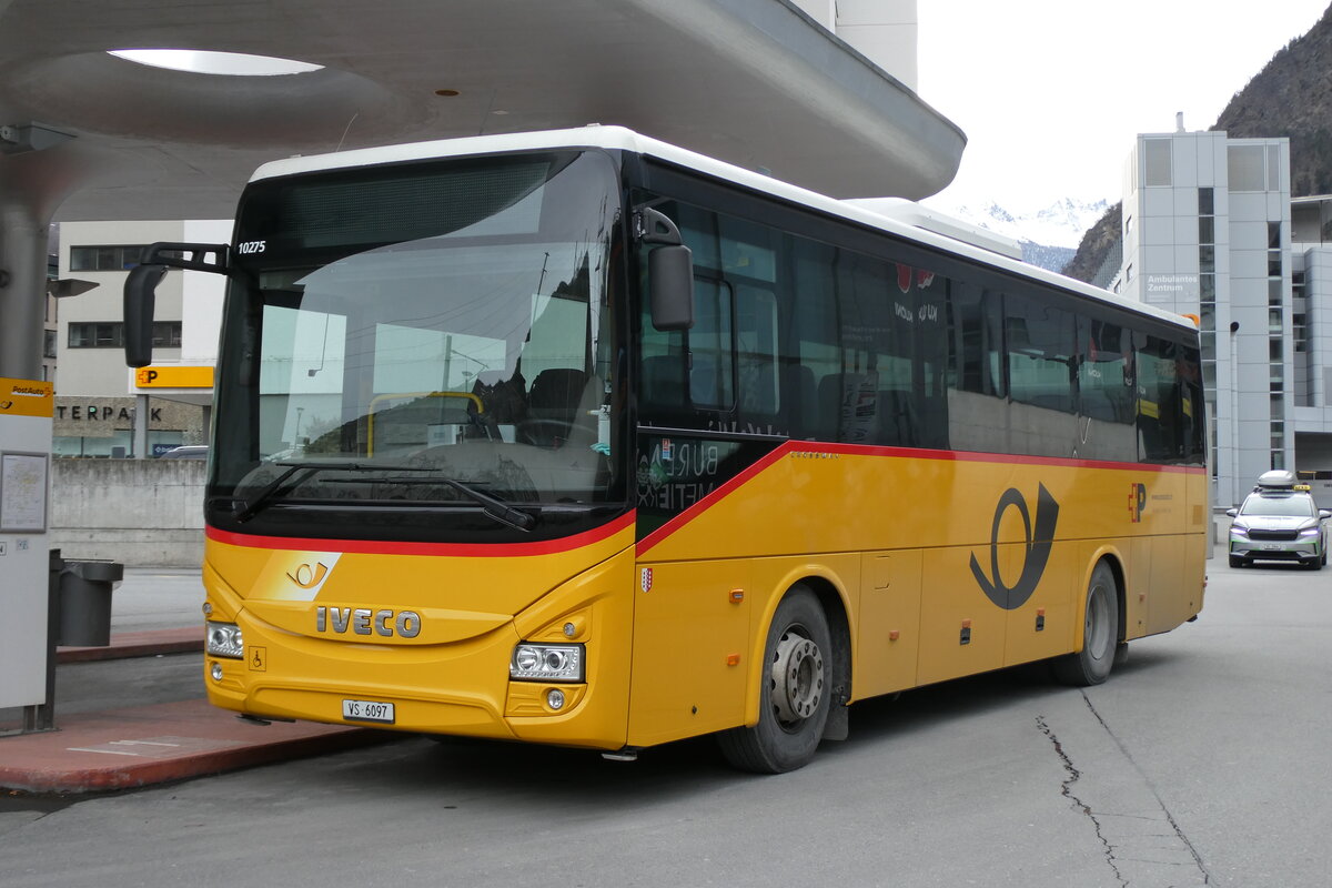(284'404) - Autotour, Visp - VS 6097/PID 10'275 - Iveco am 27. Januar 2026 beim Bahnhof Visp