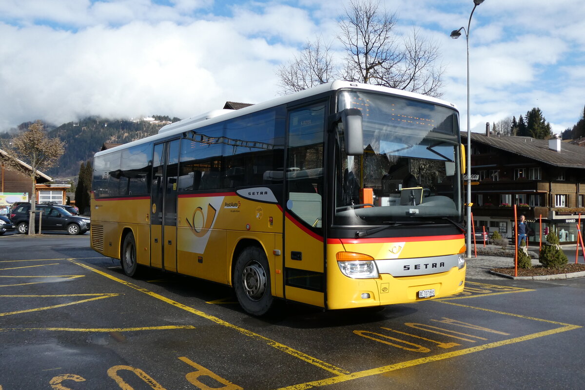 (285'154) - PostAuto Bern - BE 707'891/PID 4535 - Setra (ex Nr. 3; ex K�bli, Gstaad Nr. 3) am 1. M�rz 2026 beim Bahnhof Gstaad
