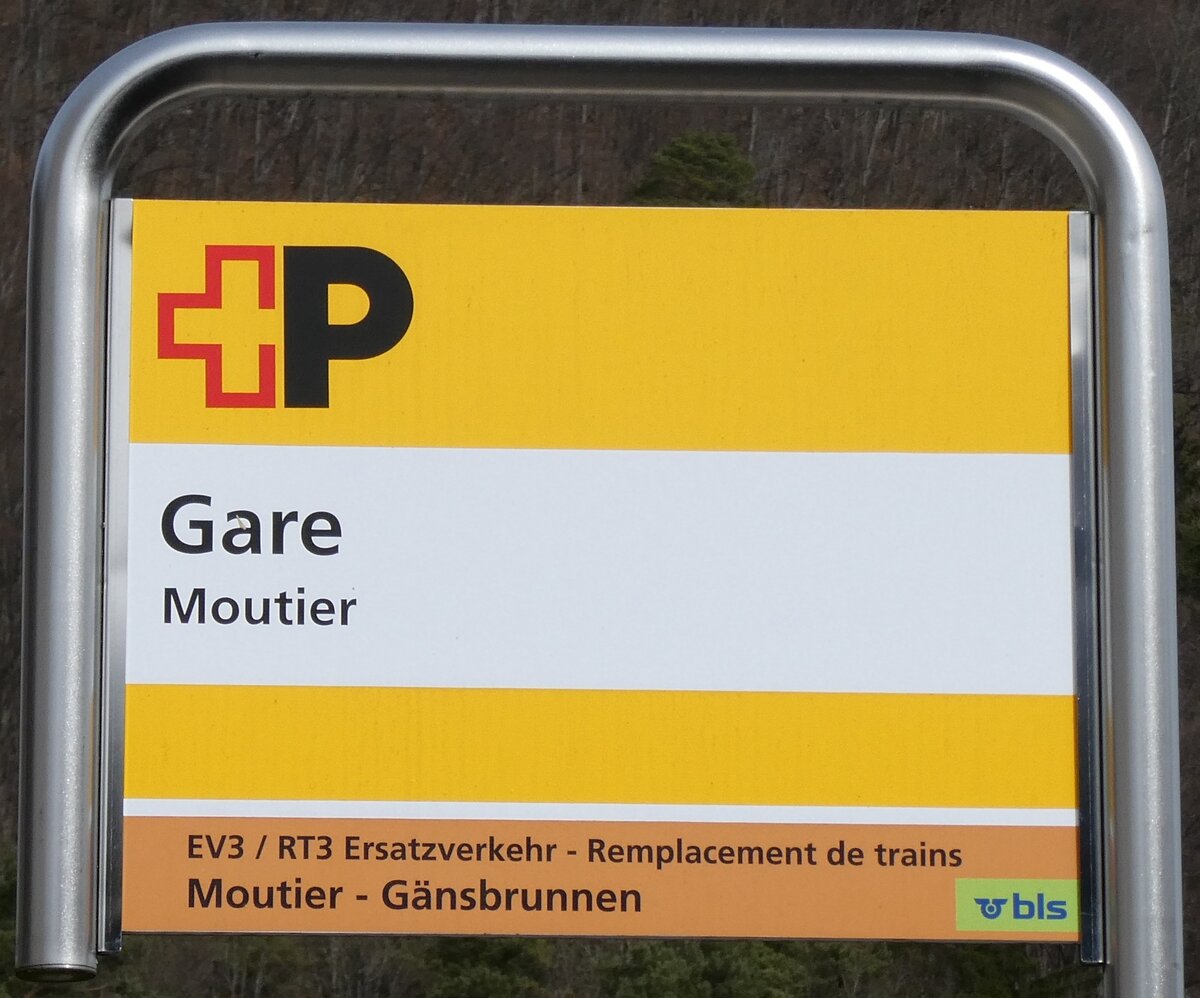 (285'242) - +P-Haltestellenschild - Moutier, Gare - am 6. M�rz 2026