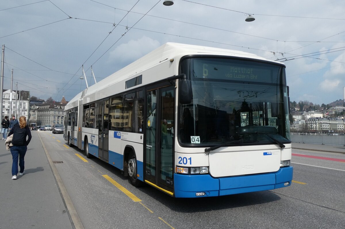 (285'697) - VBL Luzern - Nr. 201 - Hess/Hess Gelenktrolleybus am 23. M�rz 2026 in Luzern, Bahnhofbr�cke