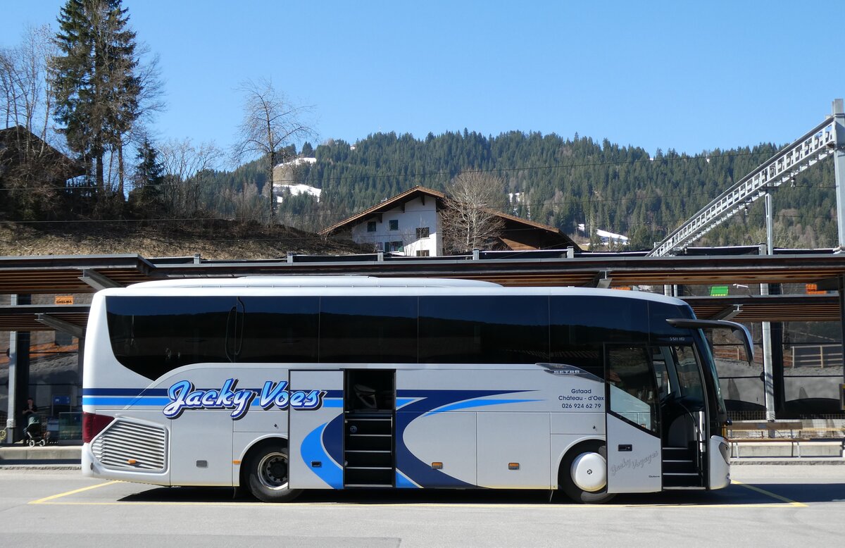 (286'040) - Jacky Voyages, Ch�teau-d'Oex - VD 710 - Setra am 9. April 2026 beim Bahnhof Gstaad