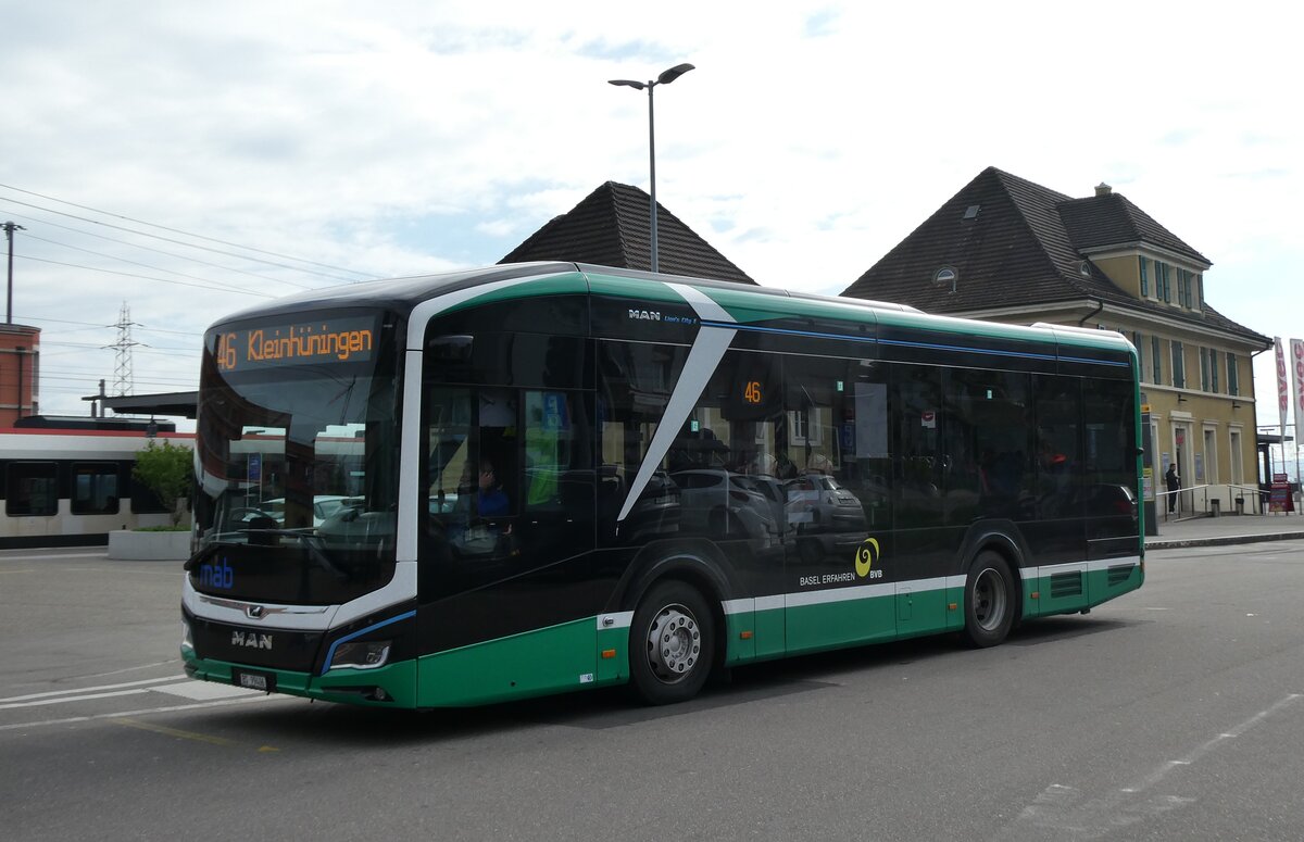 (286'137) - MAB Basel - Nr. 4406/BS 99'406 - eMAN am 16. April 2026 beim Bahnhof Muttenz