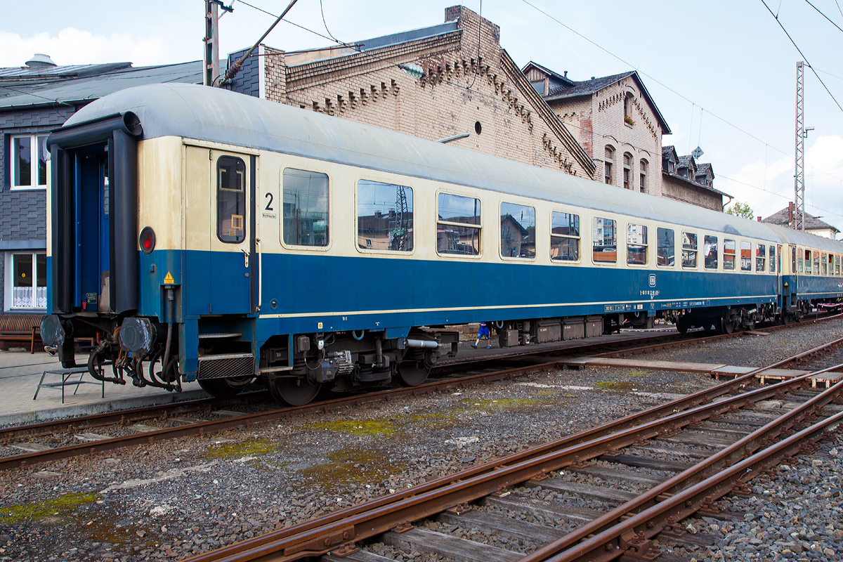 2.Klasse Intercity-Abteilwagen (UIC-X-Wagen) in ozeanblau-beige, D-DB 51 80 22-90 489-1, der Gattung/Bauart Bm235.0, vom DB Museum Koblenz zu Besuch am 26.08.2017 im Südwestfälischen Eisenbahnmuseums in Siegen.

TECHNISCHE DATEN:
Spurweite: 1.435 mm
Länge über Puffer: 26.400 mm
Wagenkastenlänge: 26.100 mm
Wagenkastenbreite: 2.825 mm
Höhe über Schienenoberkante: 4.050 mm
Drehzapfenabstand: 19.000 mm
Achsstand im Drehgestell: 2.500 mm
Drehgestellbauart: Minden-Deutz 366
Leergewicht: 39 t
Höchstgeschwindigkeit: 200 km/h
Sitzplätze (zweiter Klasse): 72
Abteile: 12 Abteile 2. Klasse
Toiletten: 2
Bremsbauart: KE-GPR-Mg
Bremsgewichte: P 47 t, G 36 t