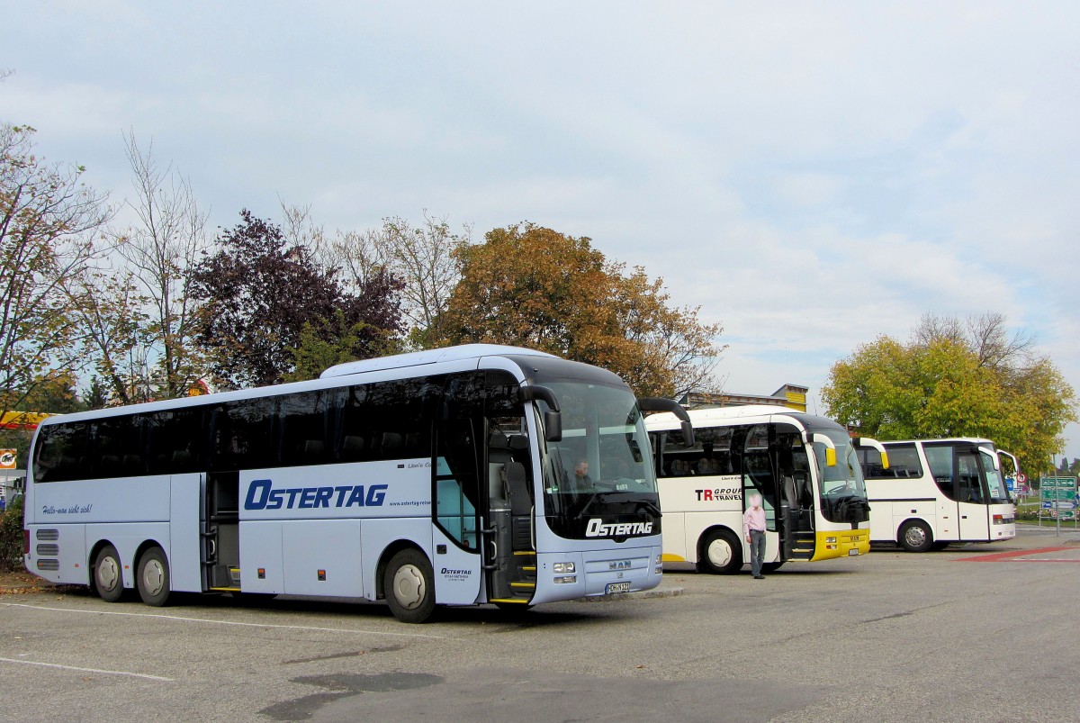 30.9.2013,nicht viel los heute am Busparkplatz von Krems an der Donau. Links ein MAN Lions Coach von Ostertag / BRD.