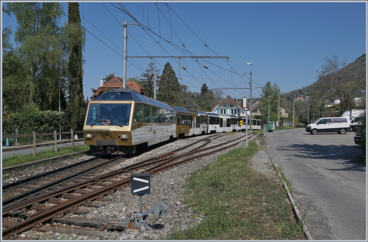 35 Jahre später ist einer der beiden Steuerwagen erneut in einem MOB Panoramic Express bei Fontainvent unterwegs. Die Farbgebung hat geändert, wird wohl in Kürze erneut ändern und  der Zug führt nun die Erste und Zweite Klasse. Die Station Fontaivent ist nicht mehr bedient, hat eine neue Fahrleitugsanlage erhalten und die Gleisanlage wurde erstaunlich wenig geändert. 

13. April 2020