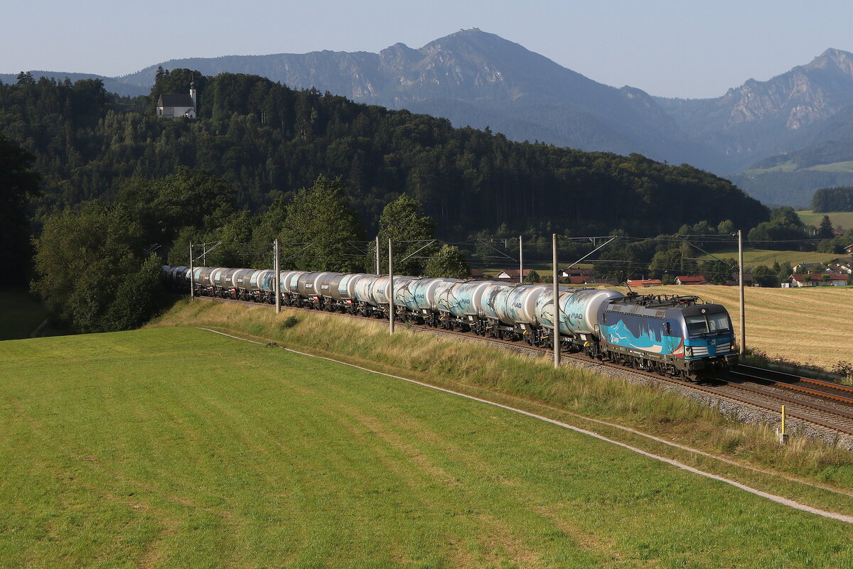393 002 von  CD Cargp  mit einem Kesselwagenzug aus M�nchen kommend am 13. August 2025 bei Vachendorf im Chiemgau.