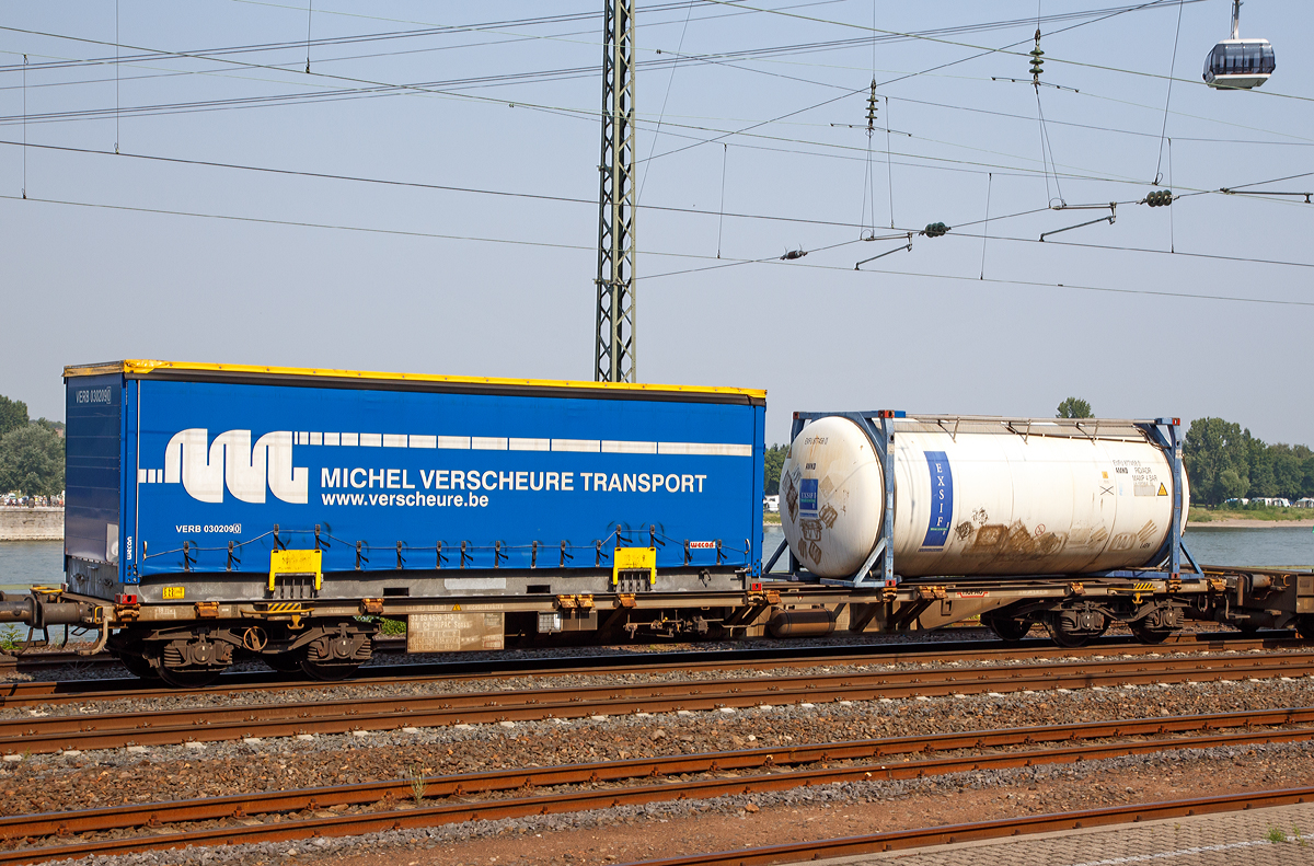 4-achsiger Containertragwagen bzw. Tragwagen fr Wechselbehlter 33 85 4576 345-4 RIV CH-HUPAC Sgnss der Hupac AG, hier am 03.07.2015 im Zugverband, bei der  Durchfahrt durch Koblenz-Ehrenbreitstein. 

Dieser Güterwagen eignet sich zum Transport von Container- und Wechselbehltern mit verschiedenen Parametern (20’, 30’, 40’). Klassifiziert nach UIC 592-2 und UIC 592-4. 

TECHNISCHE DATEN:
Spurweite: 1.435 mm
Anzahl der Achsen: 4 (in zwei Drehgestellen)
Lnge ber Puffer: 20.000 mm
Lnge der Ladeflche: 18.720 mm
Drehzapfenabstand: 14.460 mm
Achsabstand im Drehgestell: 1.800 mm
Leergewicht: 17.400 kg
Max. Nutzlast:  72.600 kg (bei max. 100 km/h)
Max. Geschwindigkeit: 120 km/h mit max. 62,6 t Nutzlast / 100 km/h bis 72,4 t Nutzlast
Kleinster befahrbarer Gleisbogen: R = 75 m
Achslast : 22 t
Anzahl der Containerzapfen: 28