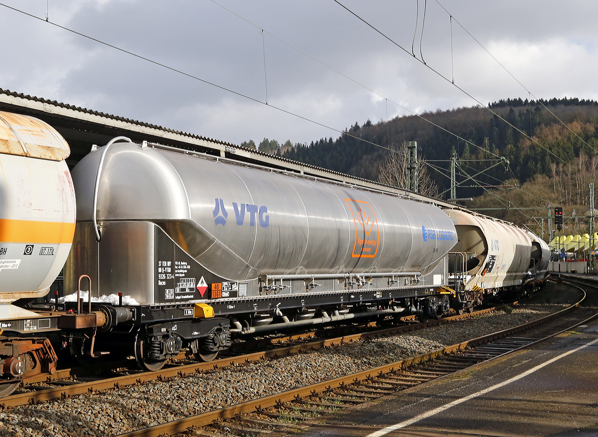 4-achsiger Drehgestell-Staubgutwagen (128 m Silowaggon) 37 TEN 80 D-VTGD 9326 323-4 Gattung Uacns, der VTG AG, Hamburg (Mieter RSB Logistic, ehem. Rheinbraun) am 31.01.2015 bei der Zugdurchfahrt in Betzdorf/Sieg. 

Die Gefahrguttafel (Gefahrgutnummer 40 / 1361) aber auch die Aufschrift sagen aus das hier Braunkohlestaub transportiert wird.

TECHNISCHE DATEN:
Hersteller: Feldbinder Spezialfahrzeugwerke GmbH
Herstellerbezeichnung: Silowaggon BEUT 128.4-6/1 RID (Braunkohlestaub)
Gattung:  Uacns
Spurweite: 1.435 mm
Lnge ber Puffer : 20.840 mm
Drehzapfenabstand:  15.800 mm
Achsabstand im Drehgestell: 1.800 mm
Hchstgeschwindigkeit: 100 km/h (120 km/h leer)
Radsatzlast : 22,50 t
zul. Gesamtgewicht:  90,00 t
Eigengewicht:  20.520 kg
Nutzlast:  69,4 t
Drehgestelle:  Y25 Lsi(f)-FFB-K
Puffer  Kategorie:  A 32 kJ
Kleinster bef. Halbmesser:  60 m
Gesamtvolumen: 128 m
Betriebsdruck: 2,50 bar / -0,05 bar
Prfdruck:  3,25 bar
Tankcode:  SGAN
Behlterwerkstoff : Aluminiumlegierung
Drei Domffnungen DN 500 mit vier Verschraubungen.
Auslaufleitung  DN 125 mit Steigleitung in jedem Auslaufkonus, Schlauchanschluss DN 125 beidseitig in Fahrzeugmitte.
Sechs Absperrklappen DN 200, beidseitig bedienbar.