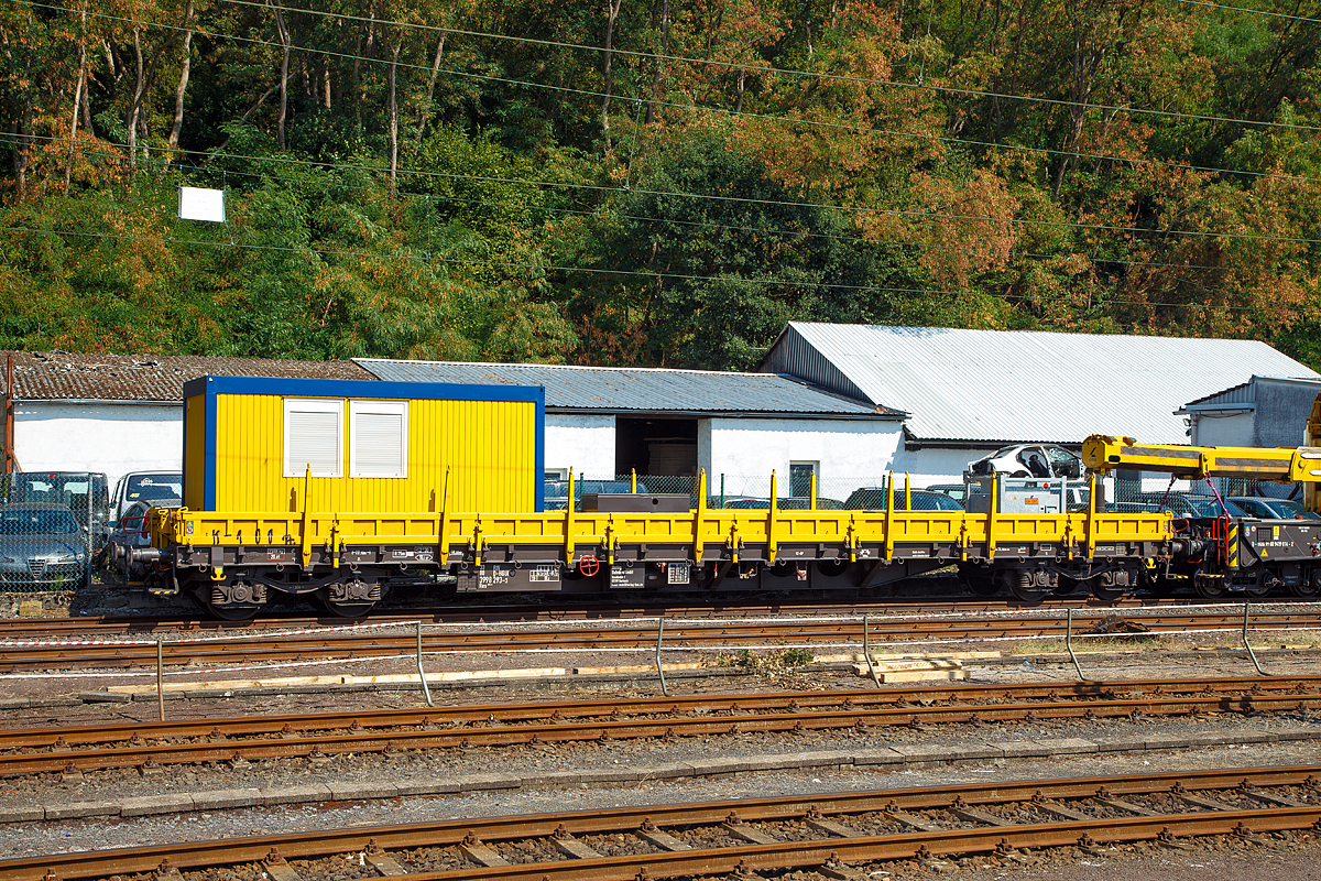 
4-achsiger Drehgestellflachwagen mit klappbaren Seitenborden und Rungen, der Hering Bahnbau GmbH (Burbach), 33 80 3998 293-3 D-HGUI, Gattung Res 072-1, als Gegengewichtwagen zum Gleisbauschienenkran - KIROW Multi Tasker KRC 910, abgestellt am 18.08.2018 im Bahnhof Au (Sieg).

TECHNISCHE DATEN: 
Spurweite: 1.435 mm
Länge über Puffer:  19.900 mm
Drehzapfenabstand:  14.860 mm
Achsabstand im Drehgestell:  1.800 mm
Ladebreite: 2.640 mm
Länge der Ladefläche: 18.660 mm
Ladefläche: 50,5 m²
Höchstgeschwindigkeit:  beladen 100 km/h / leer 120 km/h
Eigengewicht:  23.000 kg
Maximale Ladegewicht:  57,0 t (ab Streckenklasse C)
Kleinster bef. Gleisbogenradius:  75 m
Bremse: KE-GP
Intern. Verwendungsfähigkeit:  RIV
Besonderheiten: Gemischter Boden (1/3 Stahl, 2/3 Holz)
