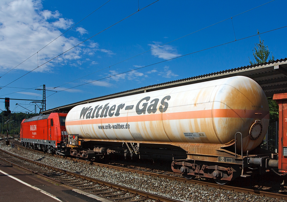 4-achsiger Druckgas-Kesselwagen (110 m3) 7920 704-0 der Gattung Zagkks von Walther - Gas, eingestellt von der Vermietungsfirma Aretz GmbH & Co. Kesselwagen KG (33 RIV 80 D-Aretz 7920 704-0) 

Nutzinhalt: 108650 l
Lnge ber Puffer: 18,0 m

Die Gefahrguttafel zeigt an: 
Oden die Gefahrenzahl 23: Gas entzndbar
Unten die UN-Nummer 1965: Kohlenwasserstoffgas, Propan-Butan Gemische, verflssigt