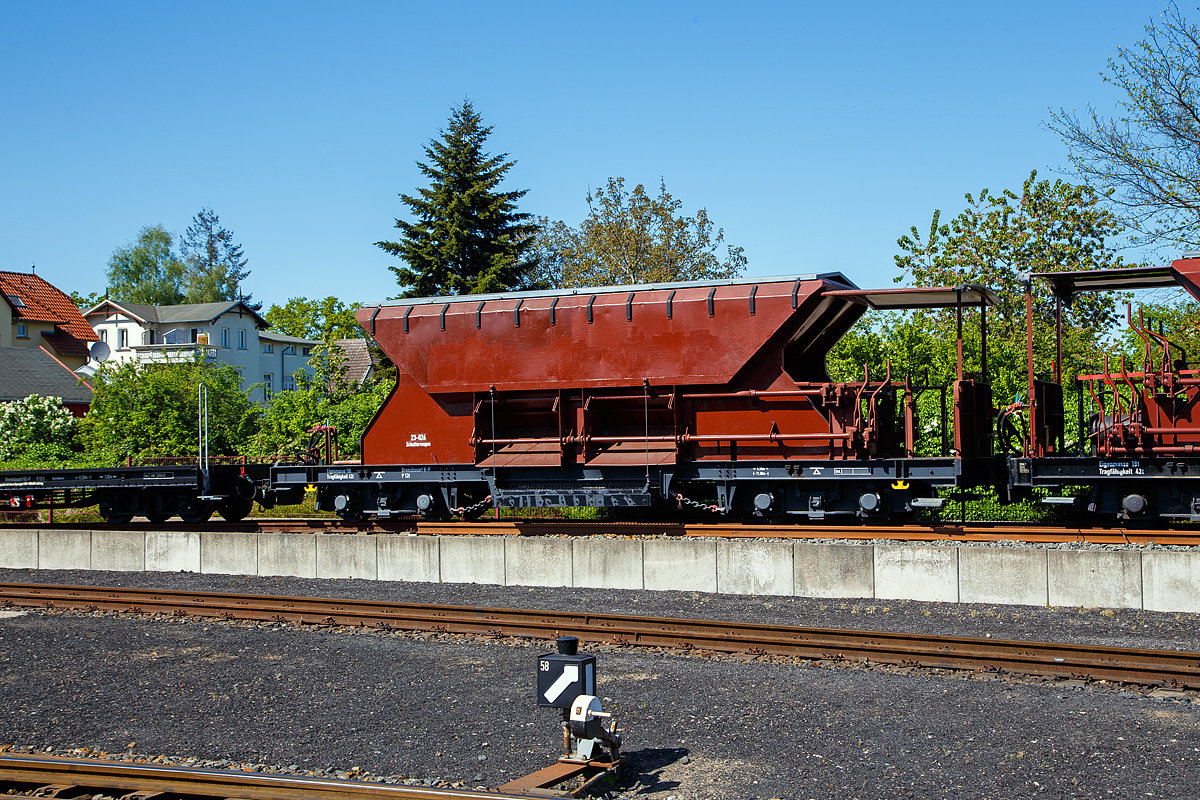 4-achsiger Schmalspur Drehgestell-Schotterwagen als Selbstentladewagen mit Schleppkorb 23-026 der MBB - Mecklenburgischen Bäderbahn Molli GmbH, ex LMBV (Lausitzer Braunkohlentagebau) abgestellt am 15.05.2022 im Bahnhof Bad Doberan.

TECHNISCHE DATEN:
Baujahr: 1987
Spurweite:  900 mm
Länge über Puffer: 11.000 mm
Drehzapfenabstand: 6.500 mm
Eigengewicht: 18 t
Tragfähigkeit: 42 t
Bremse: K-P