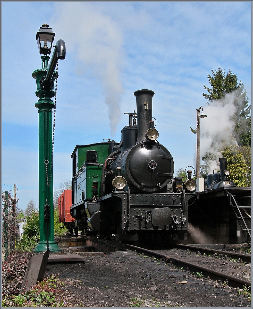 40 Jahre Blonay Chamby -Pfingstfestival 2008: Nachdem die 1889 gebaute RhB G 3/4 N° 1 bereits zwischen 1970 und 1988 bei der Blonay - Chamby Bahn im Einsatz stand besucht die Lok im Rahmen des 40 Jahre Jubiläum der Museumsbahn erneut die Westschweiz.
Das Bild zeigt die Lok in der Behandlungsanlage von Chaulin. Die G 3/4 N° 1 wurde von der SLM zur Eröffnung 1889 an die L.D. (Landquart - Davos Bahn) geliefert. 
Nach 126 Jahren nach ihrer Inbetriebnahme erlitt die G 3/4 N° 1 einen Defekt, damit sie weiterhin als älteste, noch betriebsfähigen Meterspurdampfloks gilt, bracht sie etwas  Kohle : https://www.rhaetia1.ch/ 
3. Mai 2008 