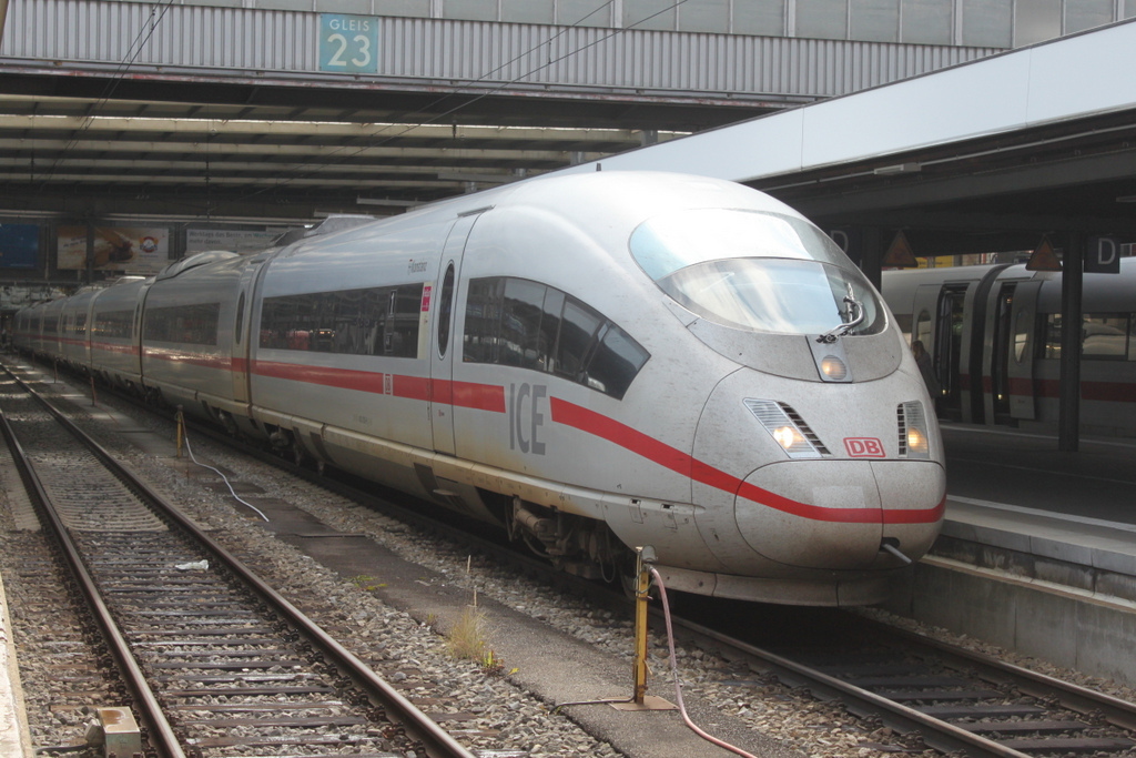 403 035-9 stand am 24.07.2016 in M�nchen Hbf mit Ziel Essen Hbf.