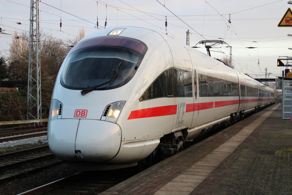415 521-4 als IC 2912(Dresden-Warnemünde)bei der Durchfahrt in Rostock-Bramow.15.01.2022