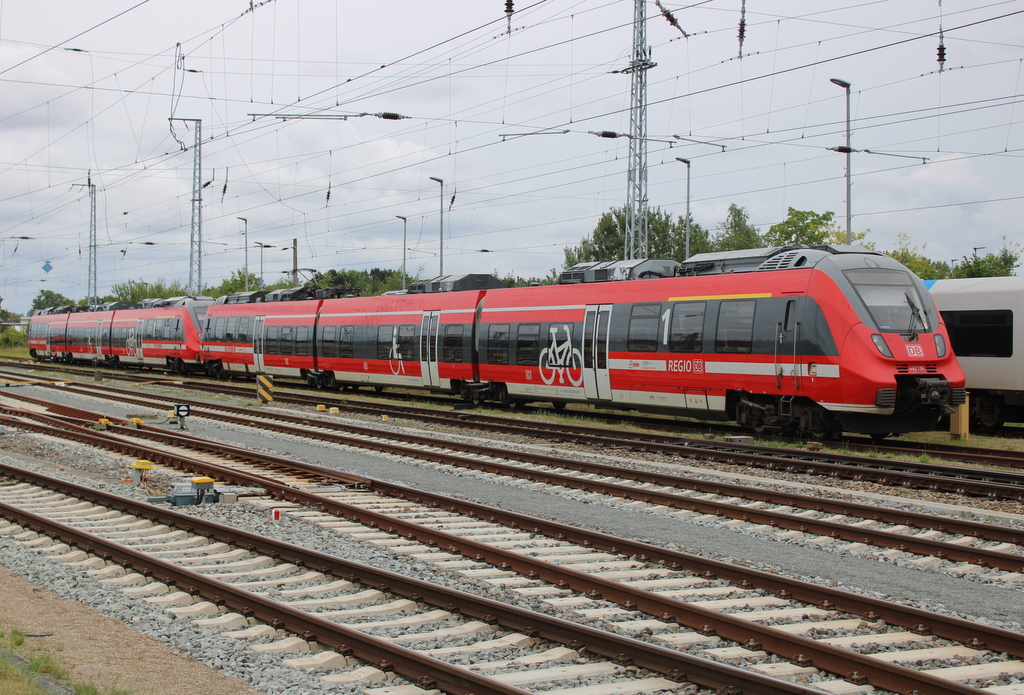 442 136 stand am 06.08.2023 im Rostocker Hbf.