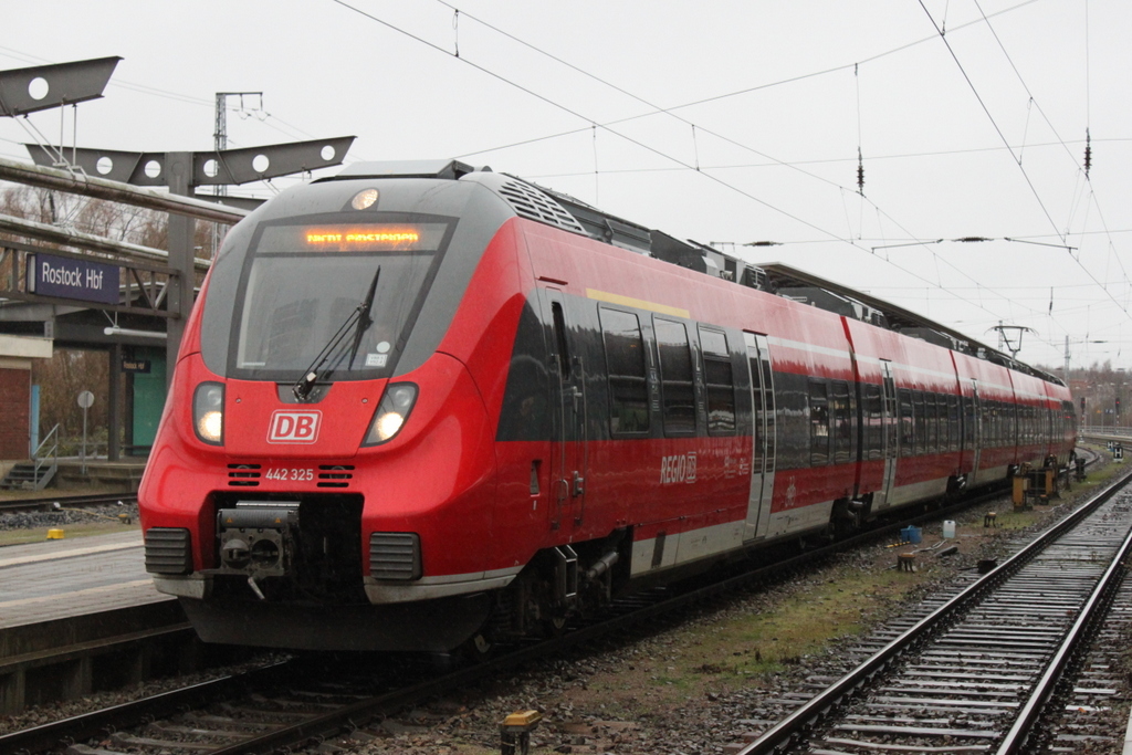 442 325-7 stand als �berf�hrung 70108 von Berlin Lichtenberg nach Rostock Hbf im Rostocker Hbf.07.12.2018