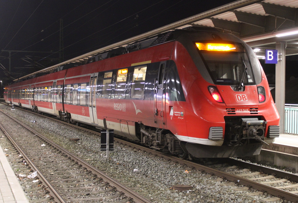 442 345 als S2(Güstrow-Warnemünde) am Morgen des 27.12.2023 im Rostocker Hbf 