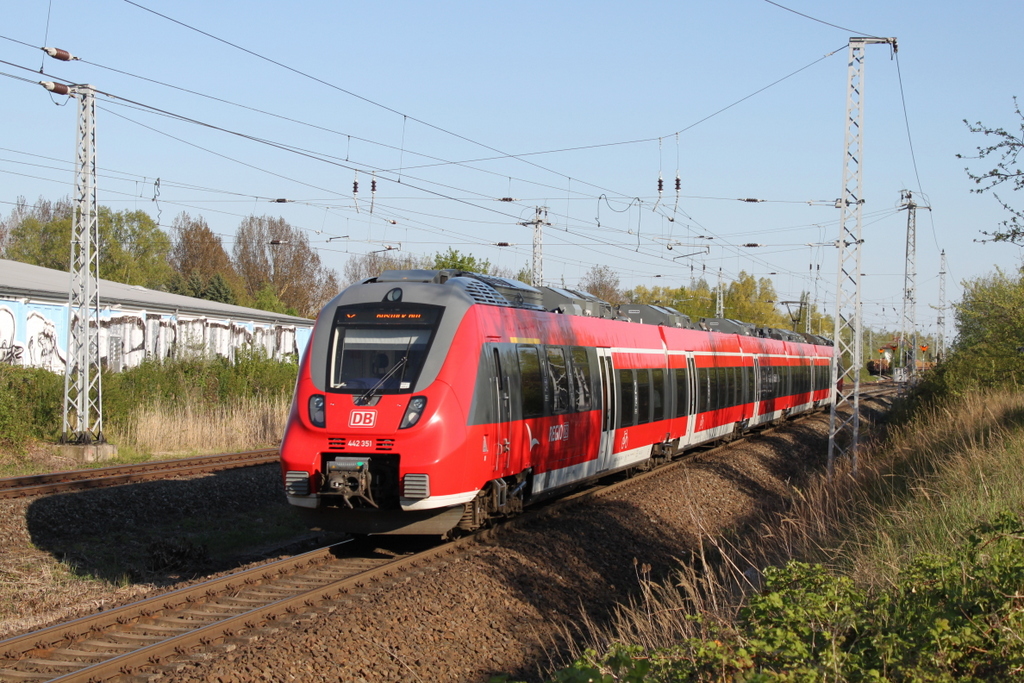 442 351 als S2(Warnem�nde-Rostock)bei der Ausfahrt im Haltepunkt Rostock-Marienehe.07.05.2016