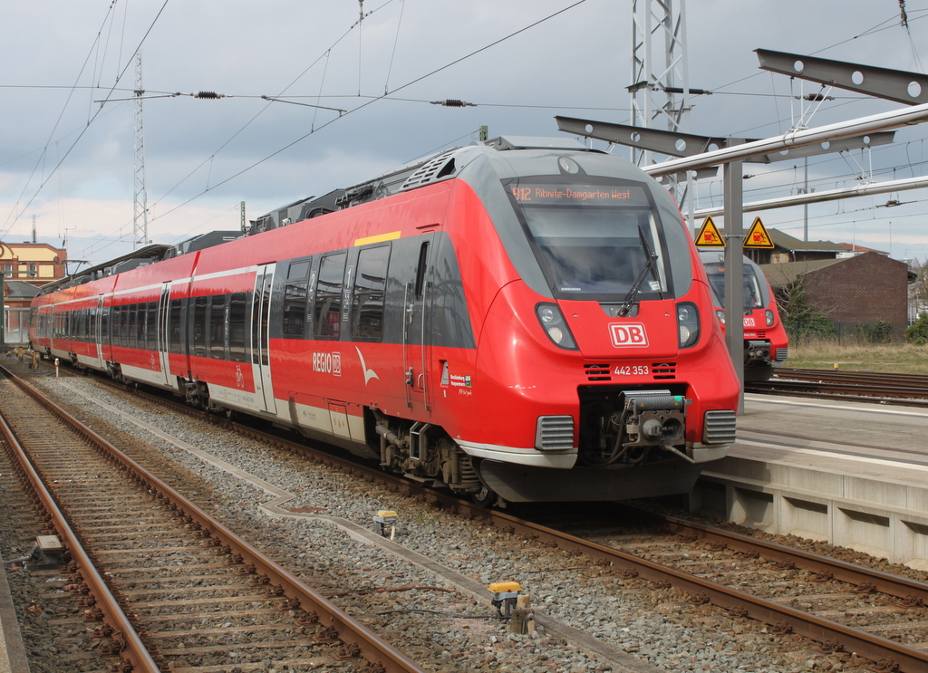 442 353 als RB 12 von Rostock Hbf nach Ribnitz-Damgarten-West kurz vor der Ausfahrt im Rostocker Hbf.08.04.2016