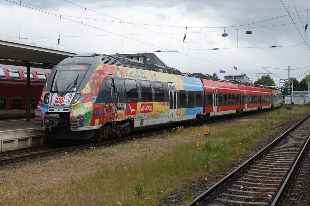 442 354-7 als S1(33537)von Warnem�nde nach Rostock Hbf kurz vor der Ausfahrt in Warnem�nde.15.05.2016
