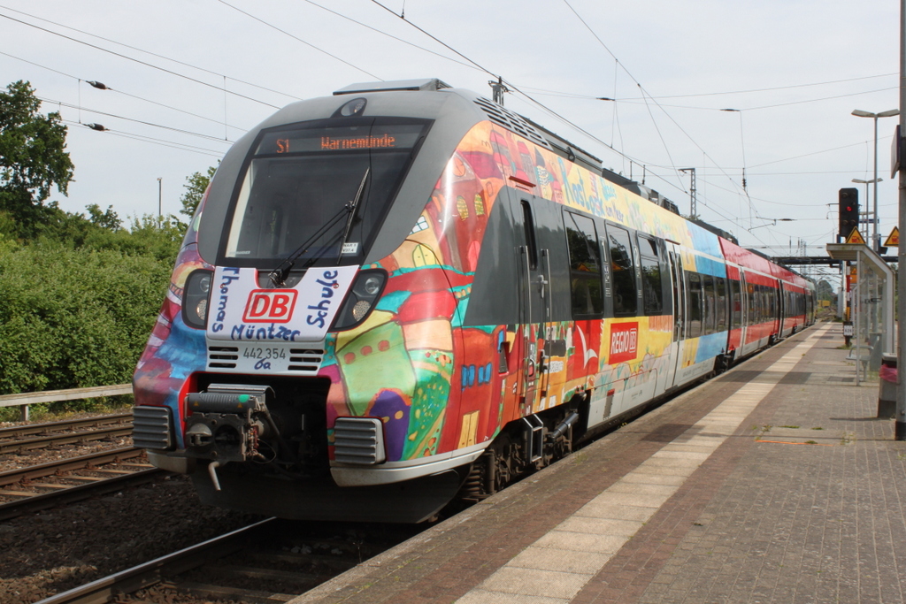 442 354 als S1(Rostock-Warnemünde)kurz vor der Ausfahrt in Rostock-Bramow.09.06.2017