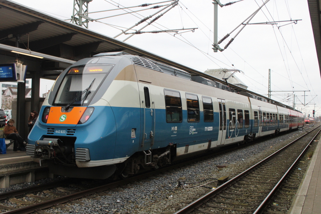 442 837 als S3(Warnemünde-Güstrow)kurz vor der Ausfahrt im Rostocker Hbf.19.12.2025