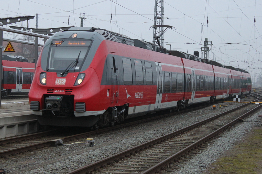 442 838 als RB 13260 von Ribnitz-Damgarten West nach Rostock Hbf bei der Einfahrt im Rostocker Hbf.03.02.2017