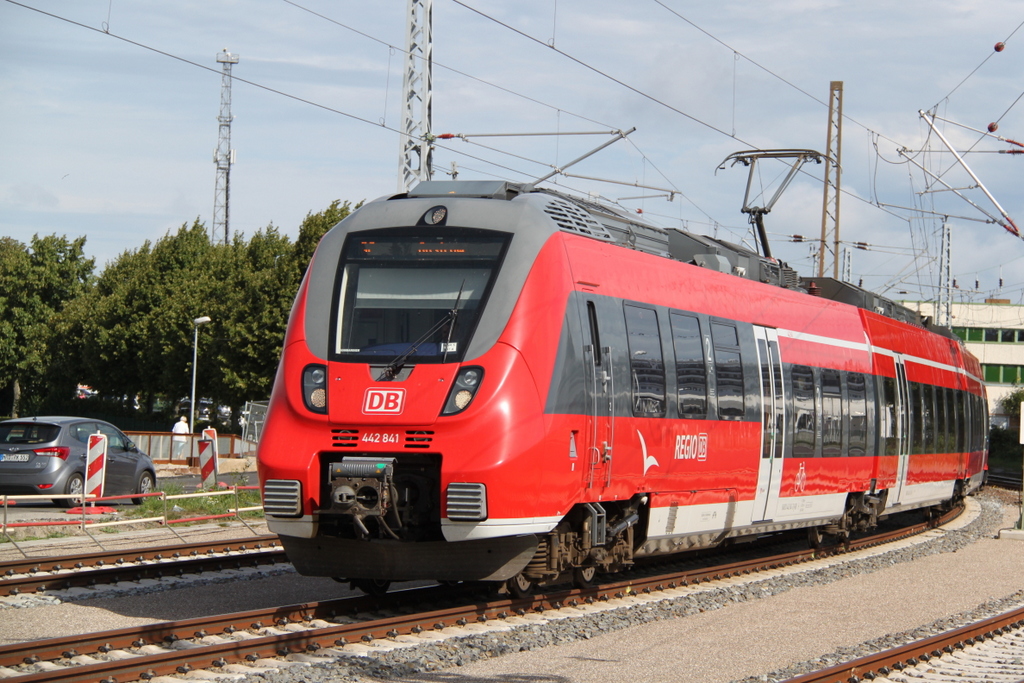 442 841 als S2(Warnem�nde-G�strow)bei der Ausfahrt in Warnem�nde.07.08.2016