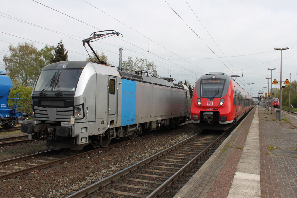 442 847 als S3(G�strow-Warnem�nde)bei der Ausfahrt im Haltepunkt Rostock-Bramow neben an stand die Railpool Vectron 193 805.06.05.2017