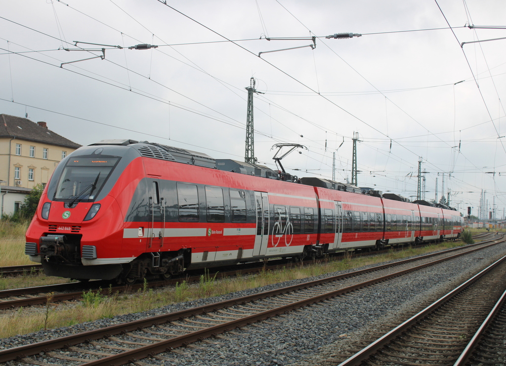 442 849 stand am Mittag des 25.07.2025 im Rostocker Hbf.
