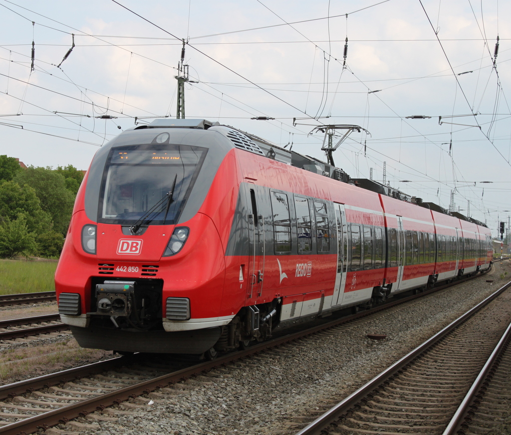 442 850 mit S3(Warnem�nde-G�strow)bei der Ausfahrt im Rostocker Hbf.18.05.2016