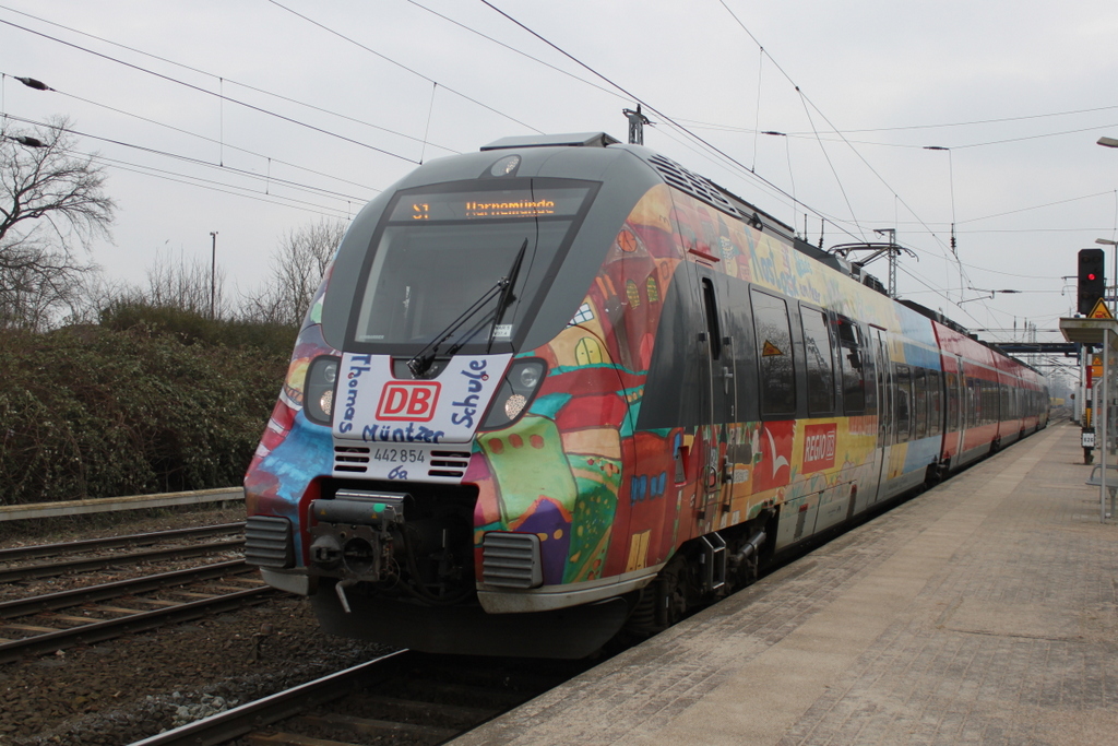 442 854-6 als S1(Rostock-Warnemünde)kurz vor der Ausfahrt im Haltepunkt Rostock-Bramow.10.02.2017